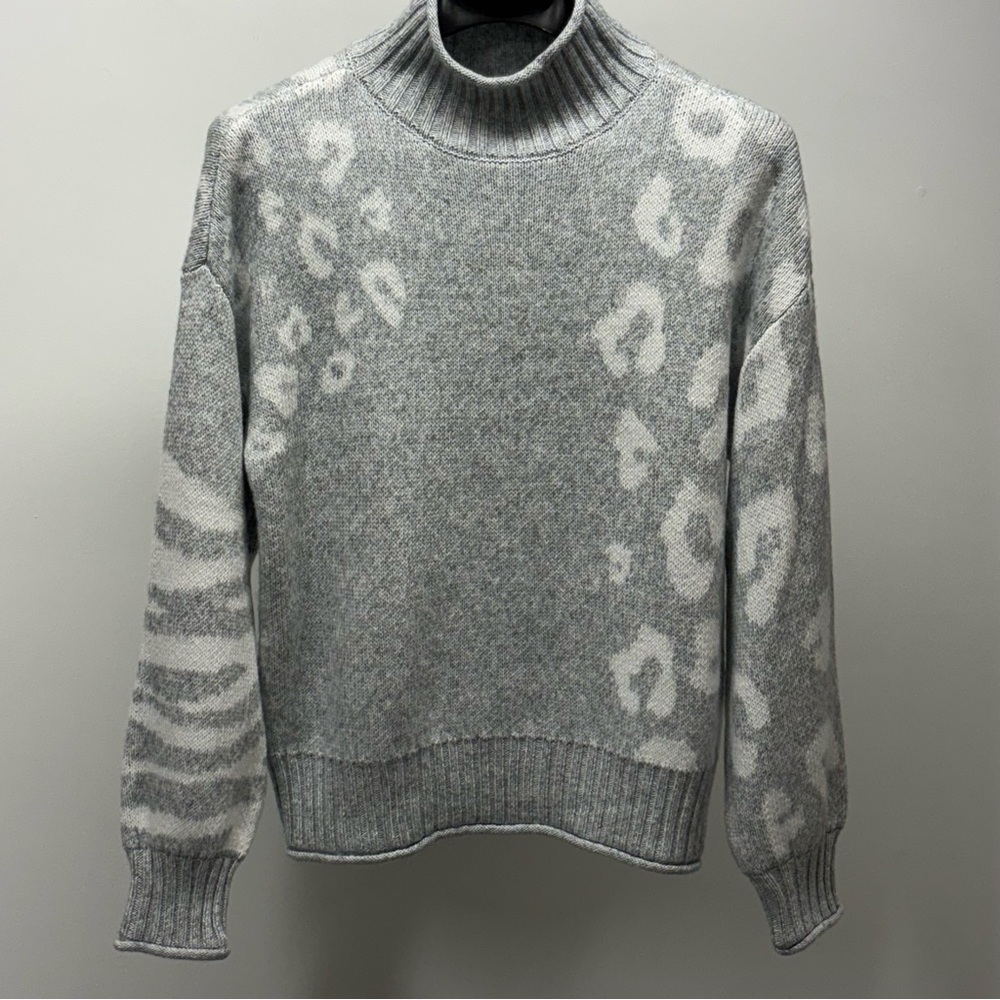Nine West Mock Neck Gray and White Sweater Pattern, Size M